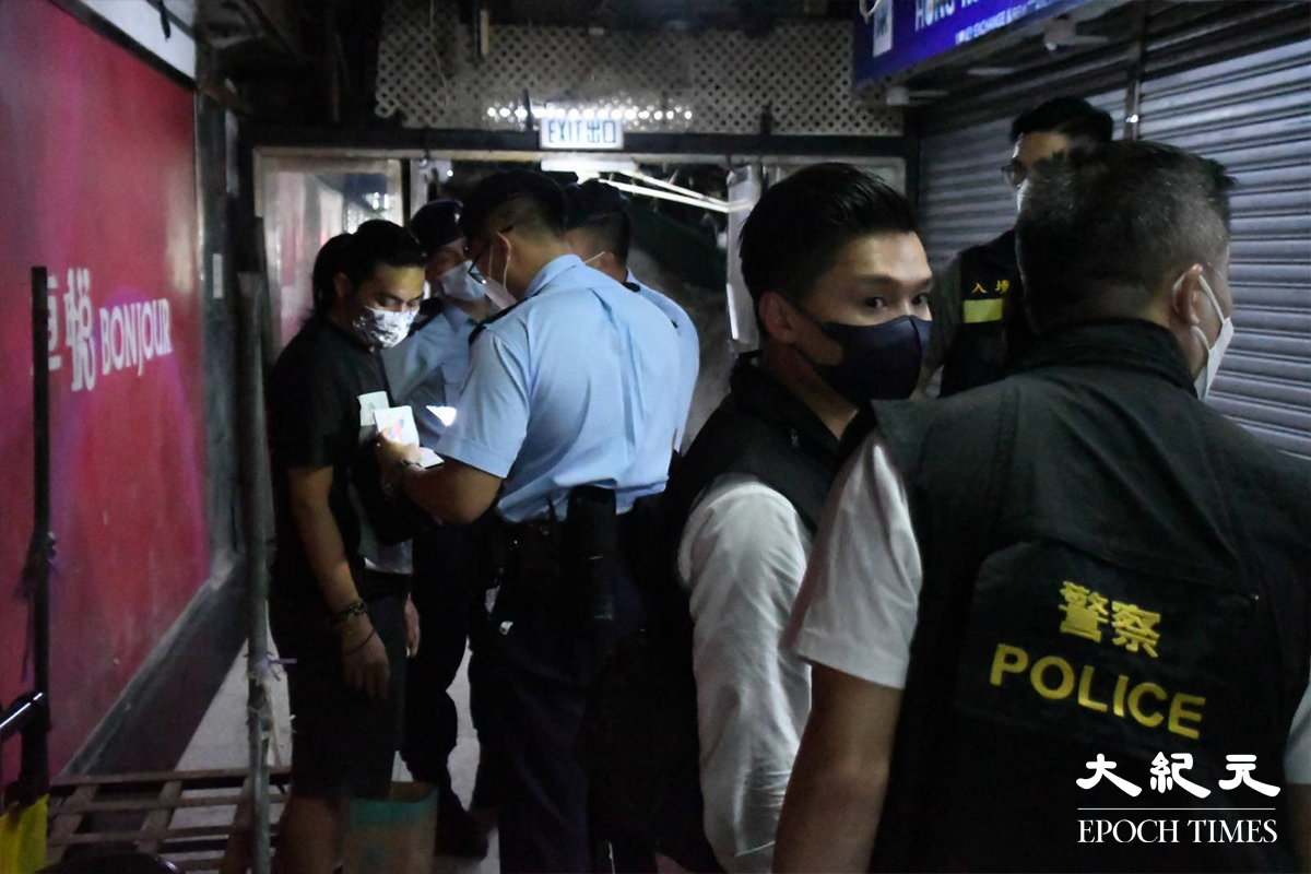 警方於重慶大廈內外，截停搜查多名非華裔人士。（麥碧／大紀元）