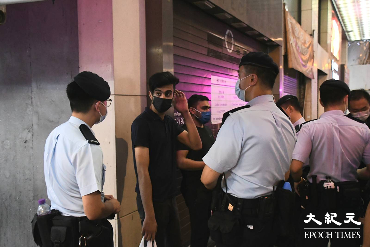 警方於重慶大廈內外，截停搜查多名非華裔人士。（麥碧／大紀元）
