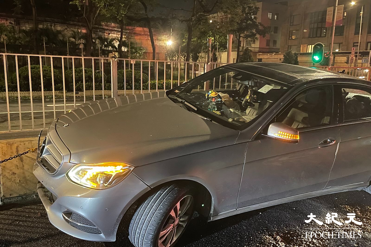 涉事私家車意外後，卡在窩打老道快線石壆上。（卓相如／大紀元）