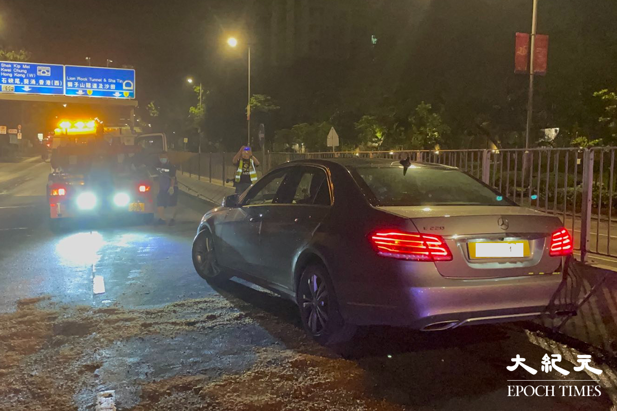 警方召來拖車，將涉事車輛拖返汽車扣留中心檢驗。（卓相如／大紀元）