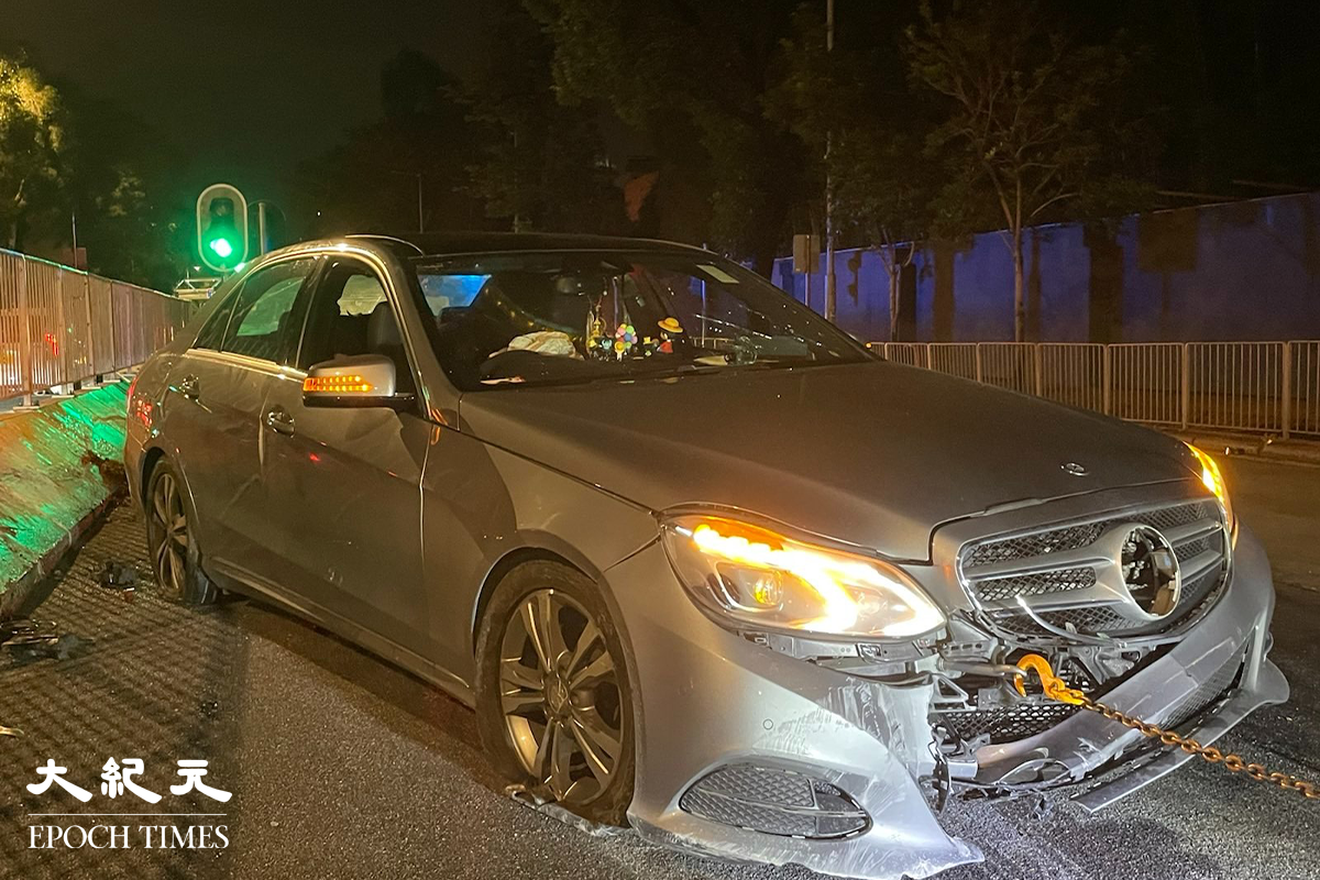 警方召來拖車，將涉事車輛拖返汽車扣留中心檢驗。（卓相如／大紀元）