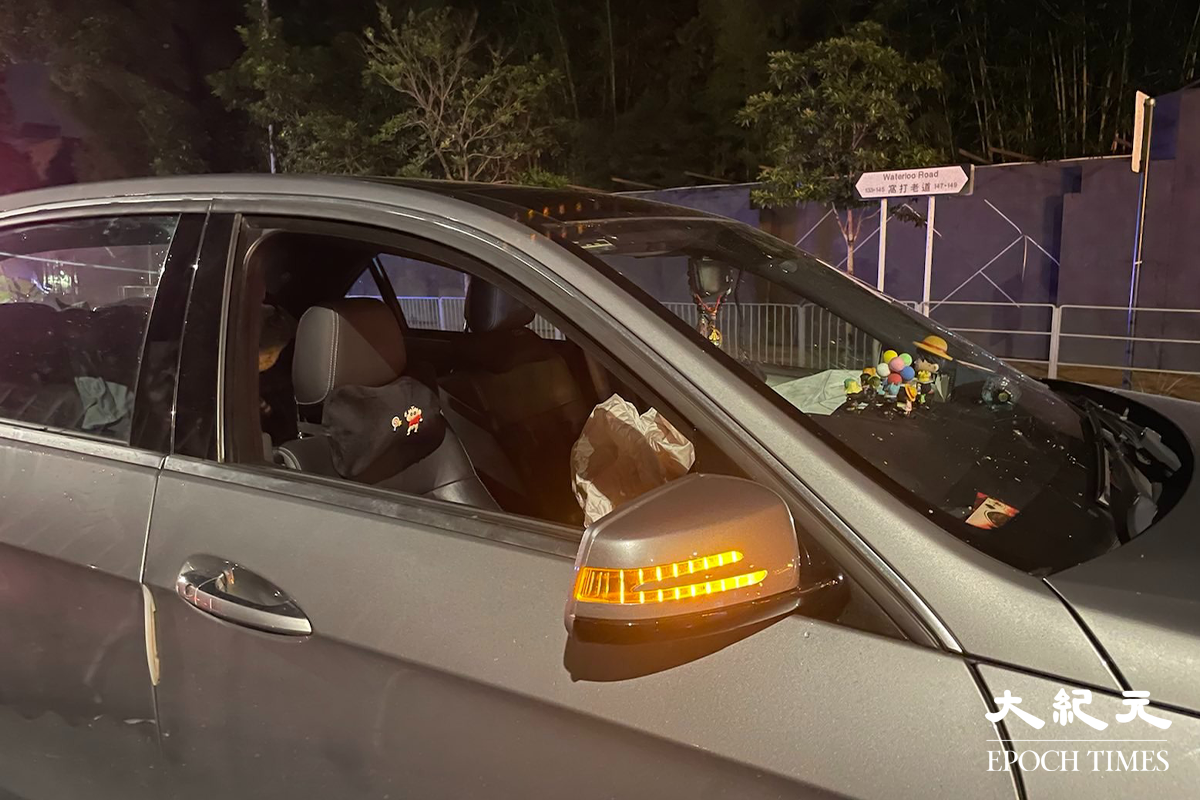 涉事私家車意外後氣袋彈出。（卓相如／大紀元）