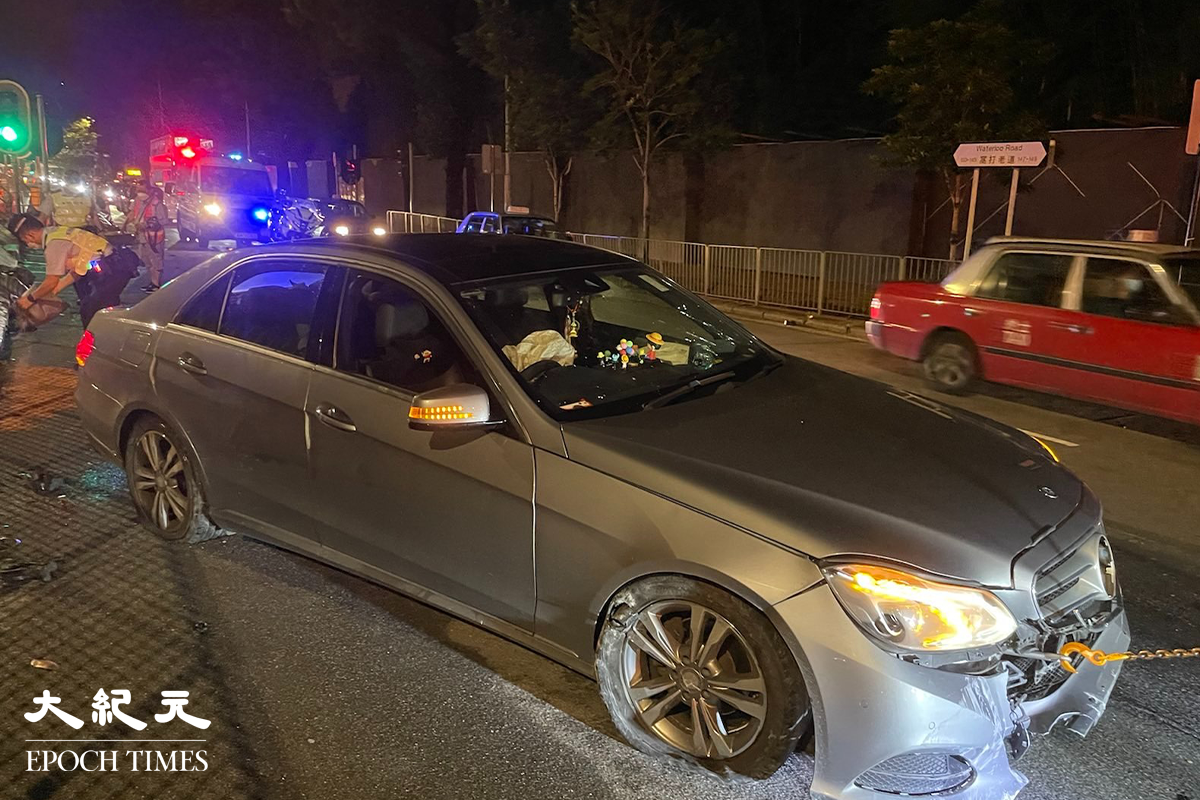 涉事私家車意外後，左頭泵把撞毀、輪呔爆裂、以及車內氣袋彈出。（卓相如／大紀元）