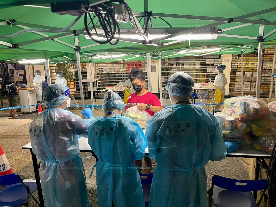 澳門進入全面即時防控狀態，停止一切活動採取封閉和管控措施，市政署對圍封大廈展開逐戶調查，稱預備供應膳食物資等。（澳門政府網頁）
