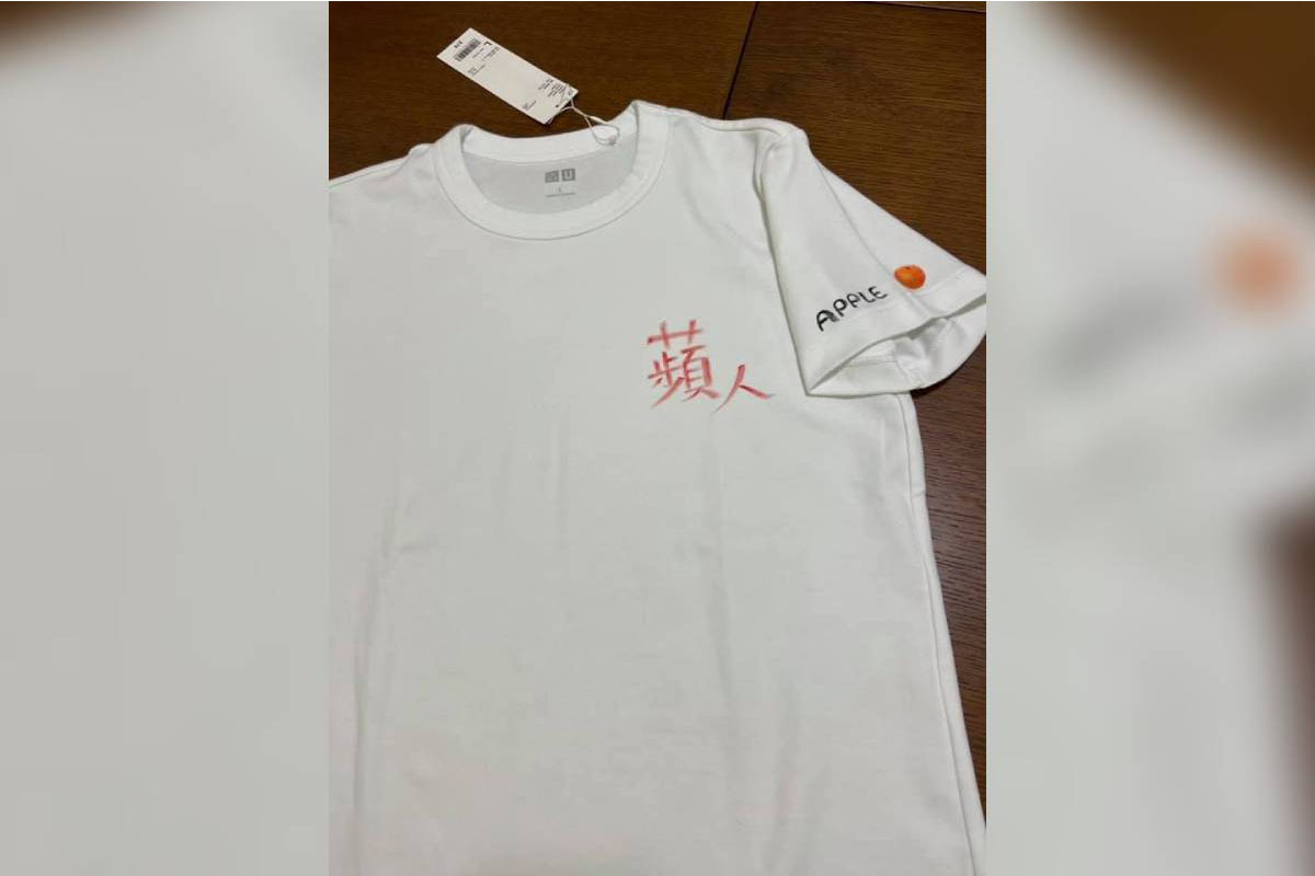 現在趁空閒時會畫畫，更會將蘋果畫在白Tee恤上。（受訪者提供相片）