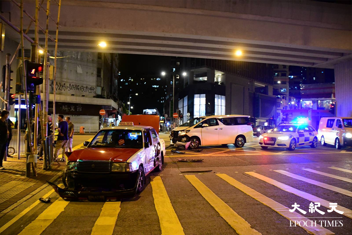 晚上11時20分，一輛七人車與一輛的士，於塘尾道旺角道交界發生相撞，的士被撞後，失控撞向路邊鐵欄後停低。（L.W.H.／大紀元）