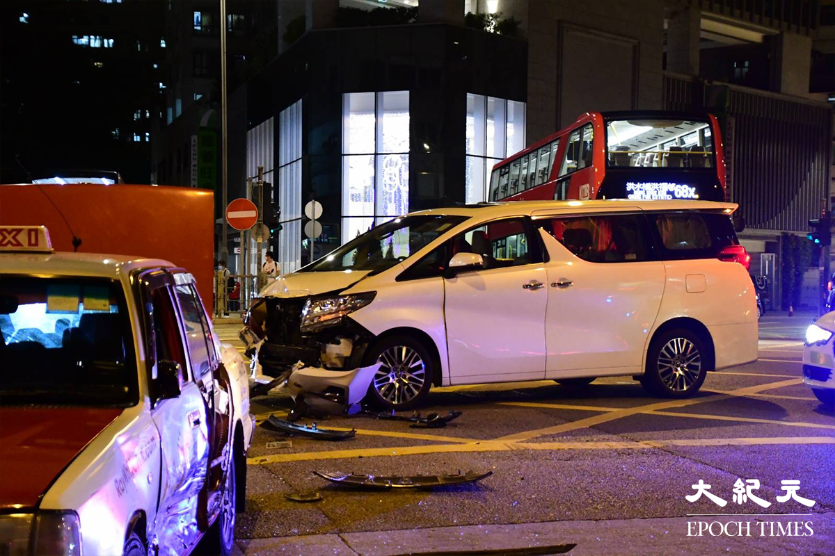 晚上11時20分，一輛七人車與一輛的士，於塘尾道旺角道交界發生相撞，的士被撞後，失控撞向路邊鐵欄後停低。（L.W.H.／大紀元）