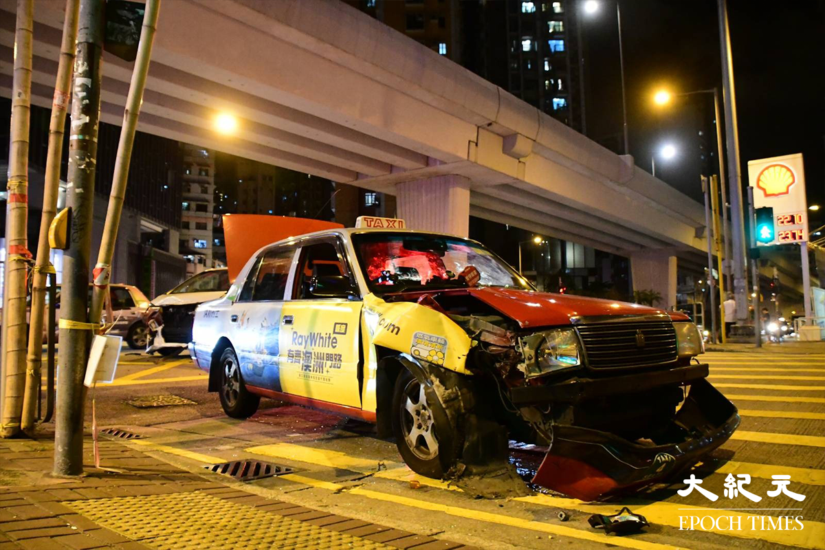 晚上11時20分，一輛七人車與一輛的士，於塘尾道旺角道交界發生相撞，的士被撞後，失控撞向路邊鐵欄後停低。（L.W.H.／大紀元）