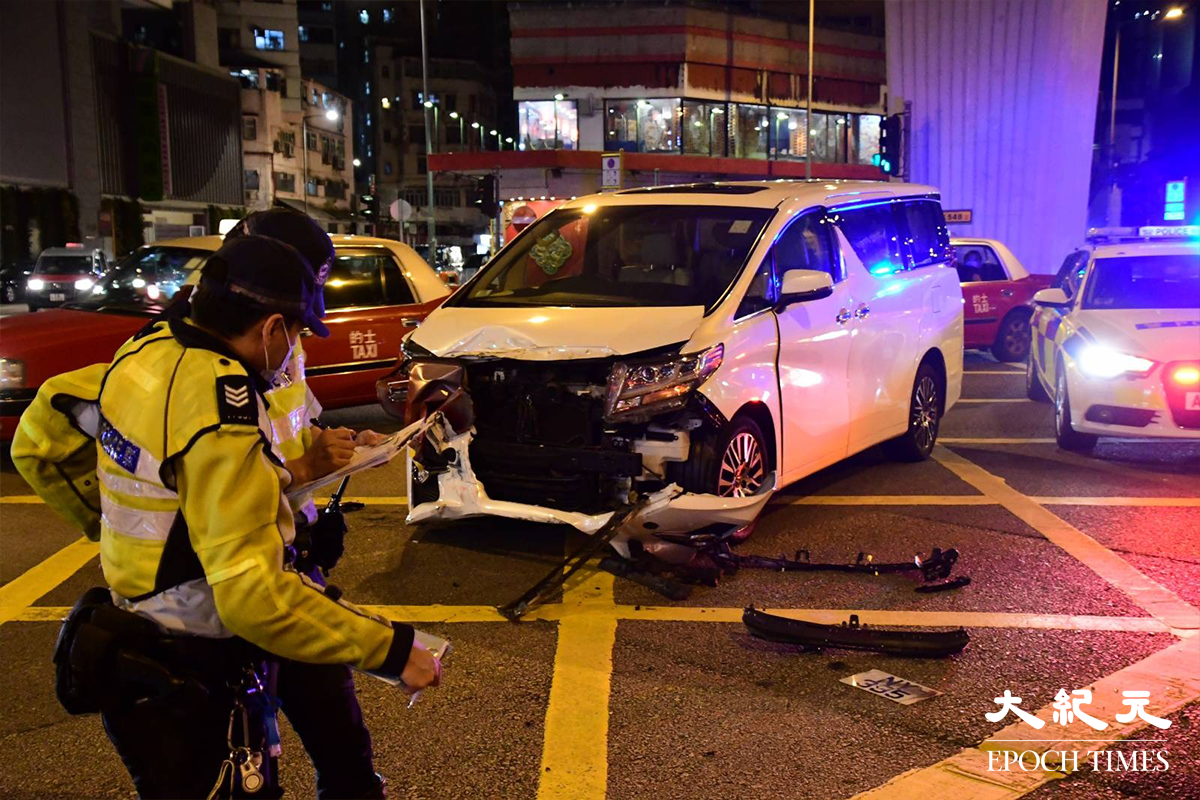 意外發生後，7人車車頭撞毀、泵把落地上；涉事的士車頭及左邊車身嚴重損毀，泵把和玻璃碎片散落一地。（L.W.H.／大紀元）