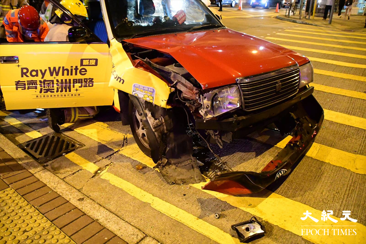 意外發生後，7人車車頭撞毀、泵把落地上；涉事的士車頭及左邊車身嚴重損毀，泵把和玻璃碎片散落一地。（L.W.H.／大紀元）