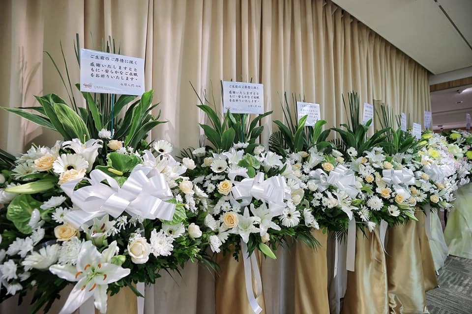 擺放在日本台灣交流協會外的花圈，台灣民眾對安倍晉三表達哀思。（蔡英文Facebook）