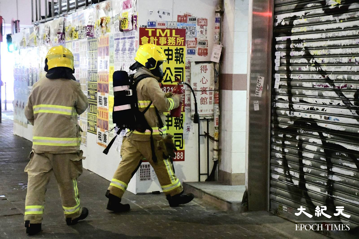 消防到場後，隨即開動一條喉及派出一隊煙帽隊，登上涉事咖啡店展開撲救。（麥碧／大紀元）
