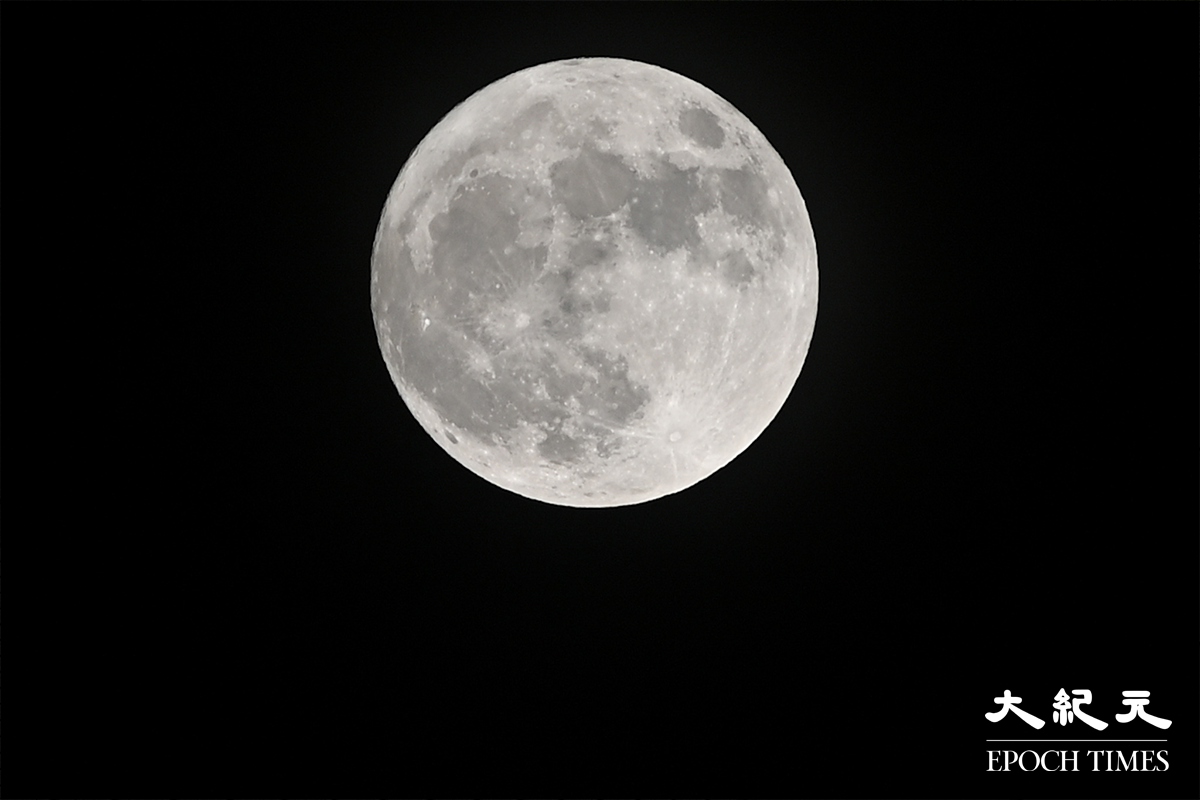 昨晚（13日）本港天朗氣清，晚上9時許，月亮看上去已接近正圓。（宋碧龍／大紀元）