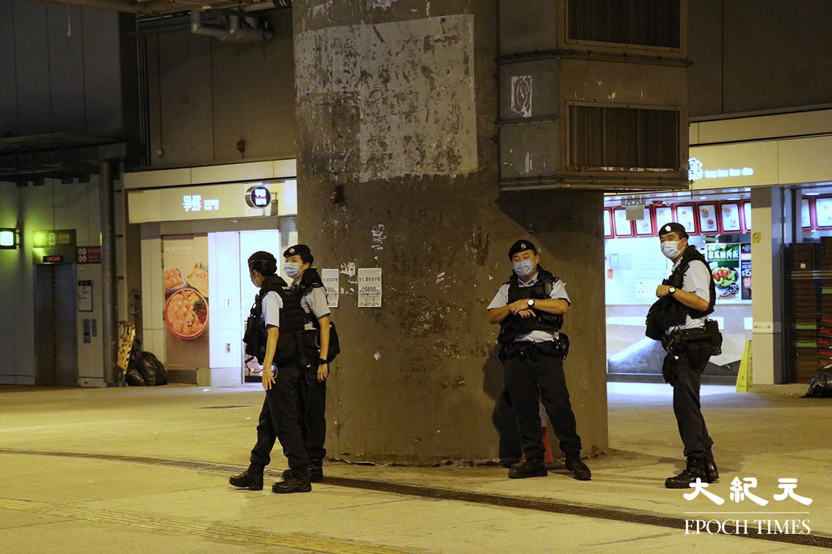 晚上10時許，仍有數名軍裝警駐守於元朗站地下通道。（唐健豐／大紀元）