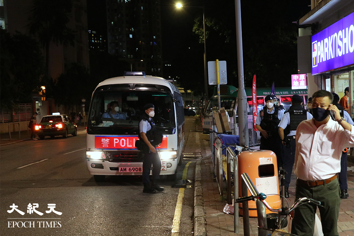 鳳翔路停泊了一輛機動部隊小巴，有軍裝警在街上行走。（唐健豐／大紀元）