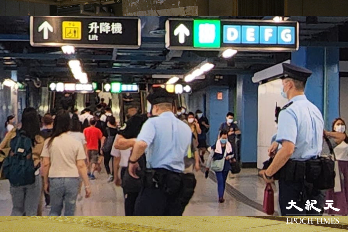 傍晚5時許，美孚站一名黑衣男子遭警員截查。（李明恩／大紀元）