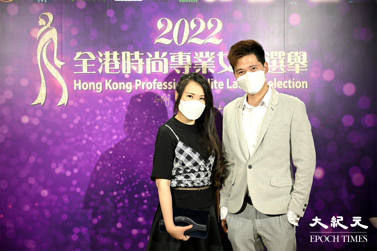 2022年7月23日，「2022全港時尚專業女性選舉」(女版傑青)頒獎典禮暨閉幕禮會場外，李欣蓓「第五屆得獎者」與温學文合照。（麥碧／大紀元）