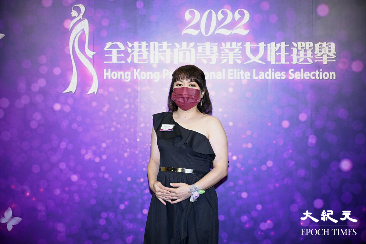2022年7月23日，「2022全港時尚專業女性選舉」其中一位得獎者，市場推廣公司董事「温依婷」。（言午／大紀元）