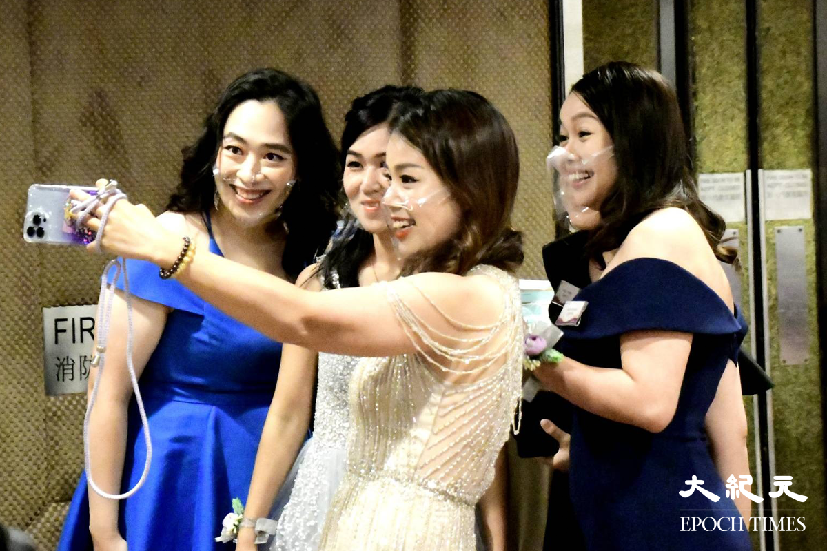 2022年7月23日，黃翠玲會長「2022全港時尚專業女性選舉」與眾人在會場外自拍留念。（麥碧／大紀元）