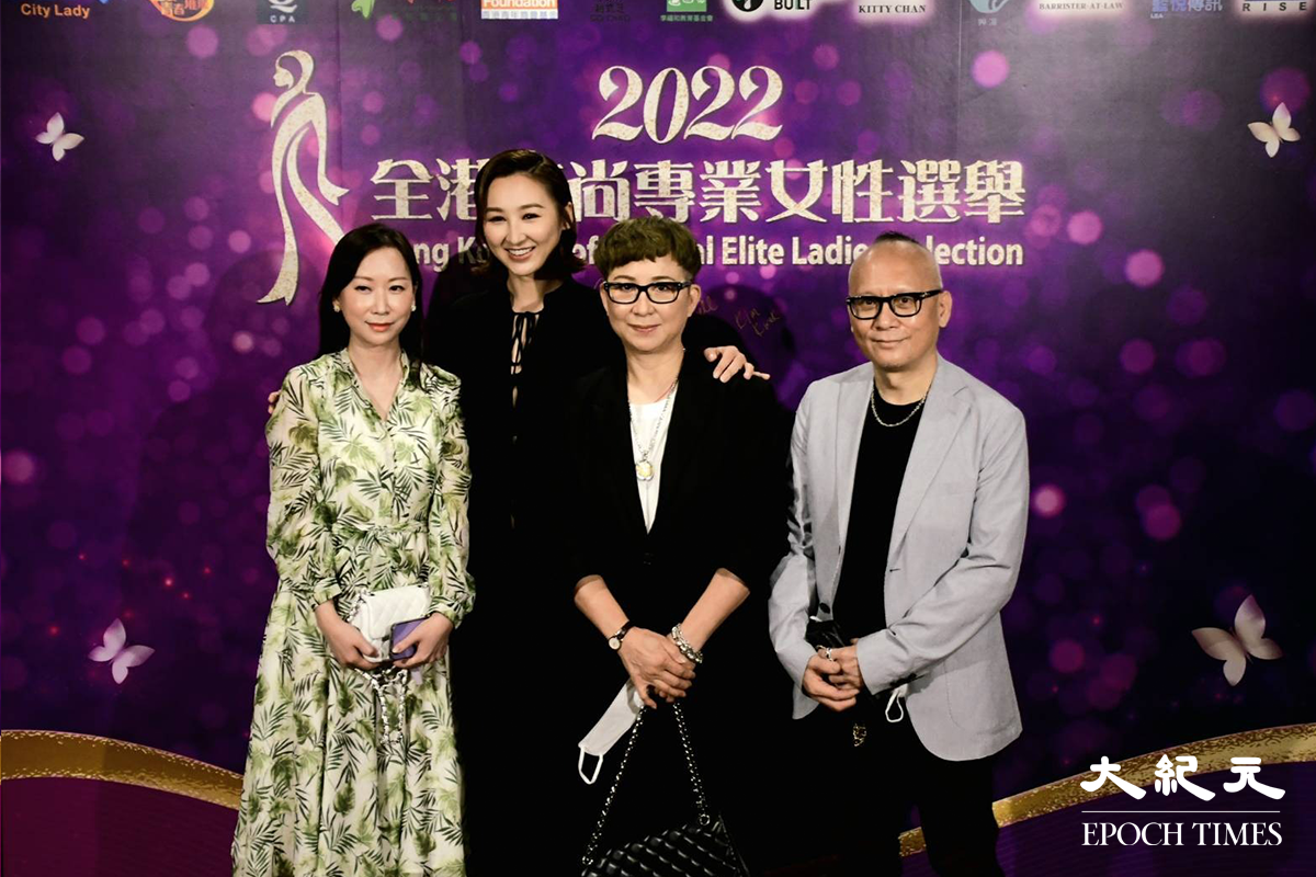 2022年7月23日，得獎者高海寧與親友在「2022全港時尚專業女性選舉」會場外合照。（言午／大紀元）