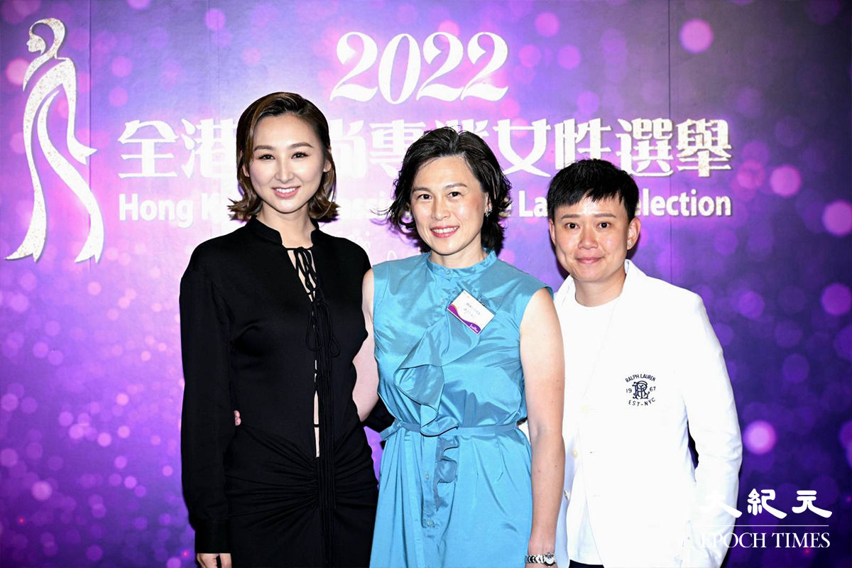 2022年7月23日，2013年得獎者趙式芝女士(中間粉藍色衣服)於「2022全港時尚專業女性選舉」會場外與 得獎者「高海寧」及好友合照。（言午／大紀元）