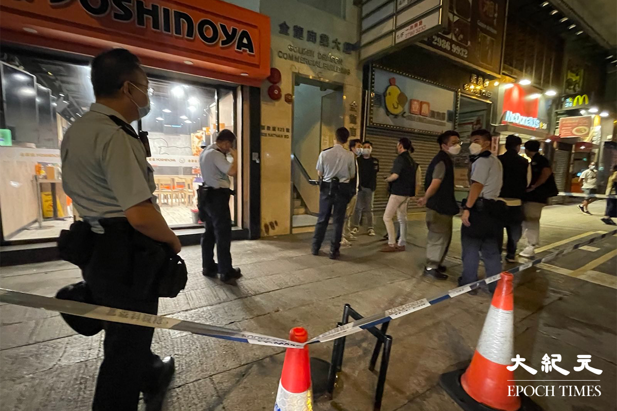 2022年7月30日晚上，多人襲擊一名男子後，遺下一張木櫈，警員於涉案現場係封鎖線，展開調查。（卓相如／大紀元）