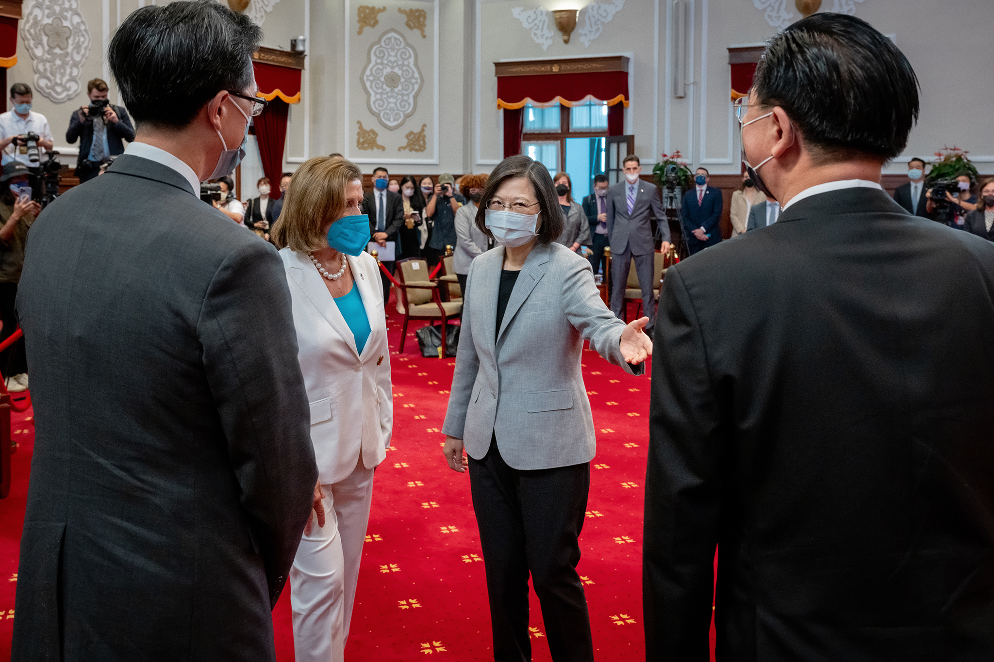 美國眾議院議長佩洛西（Nancy Pelosi）率代表團昨日（2日）率團訪台。佩洛西今日（3日）正式與總統蔡英文會晤。（台灣總統府）