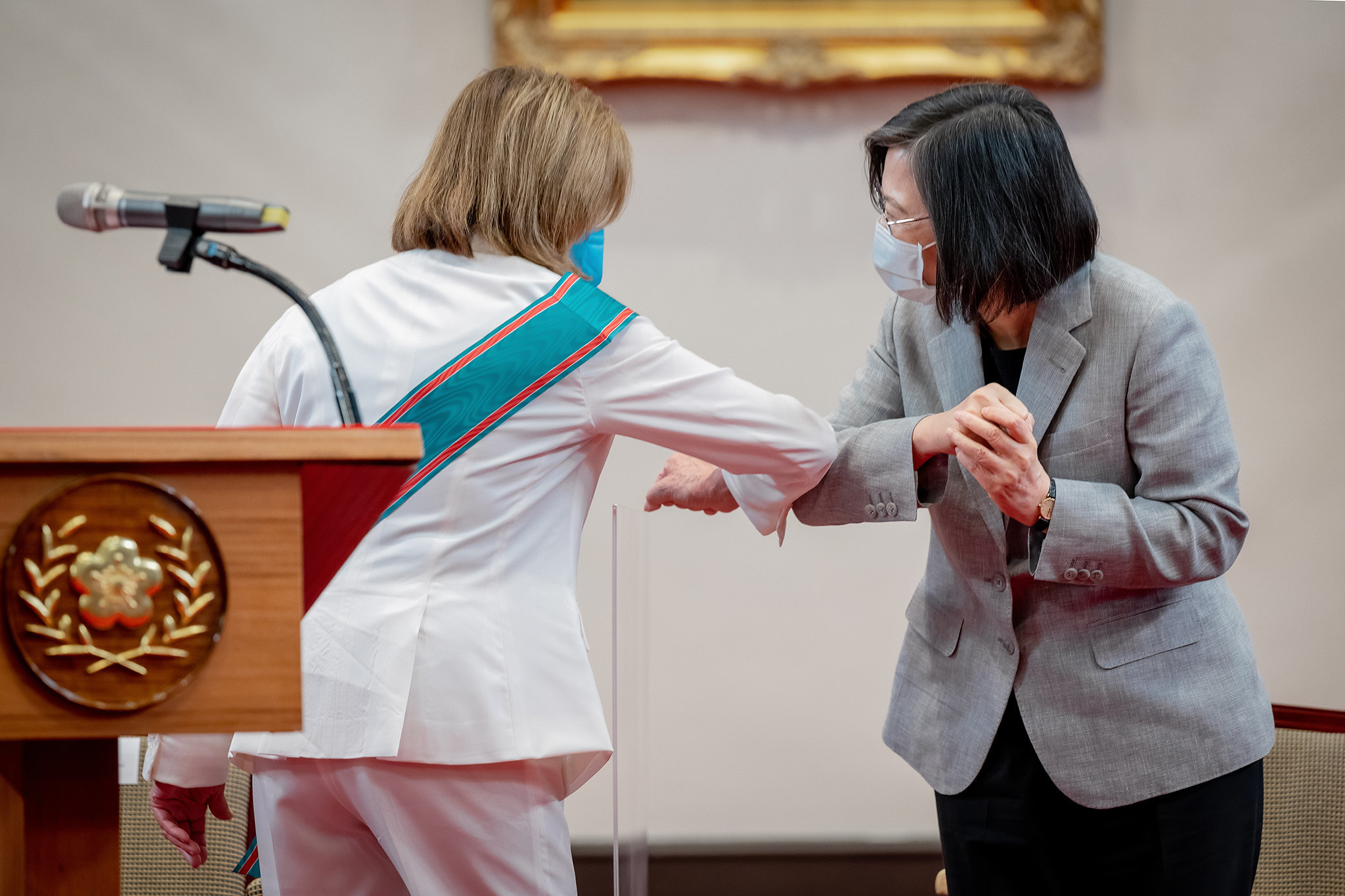 美國眾議院議長佩洛西（Nancy Pelosi）率代表團昨日（2日）率團訪台。佩洛西今日（3日）正式與總統蔡英文會晤。（台灣總統府）