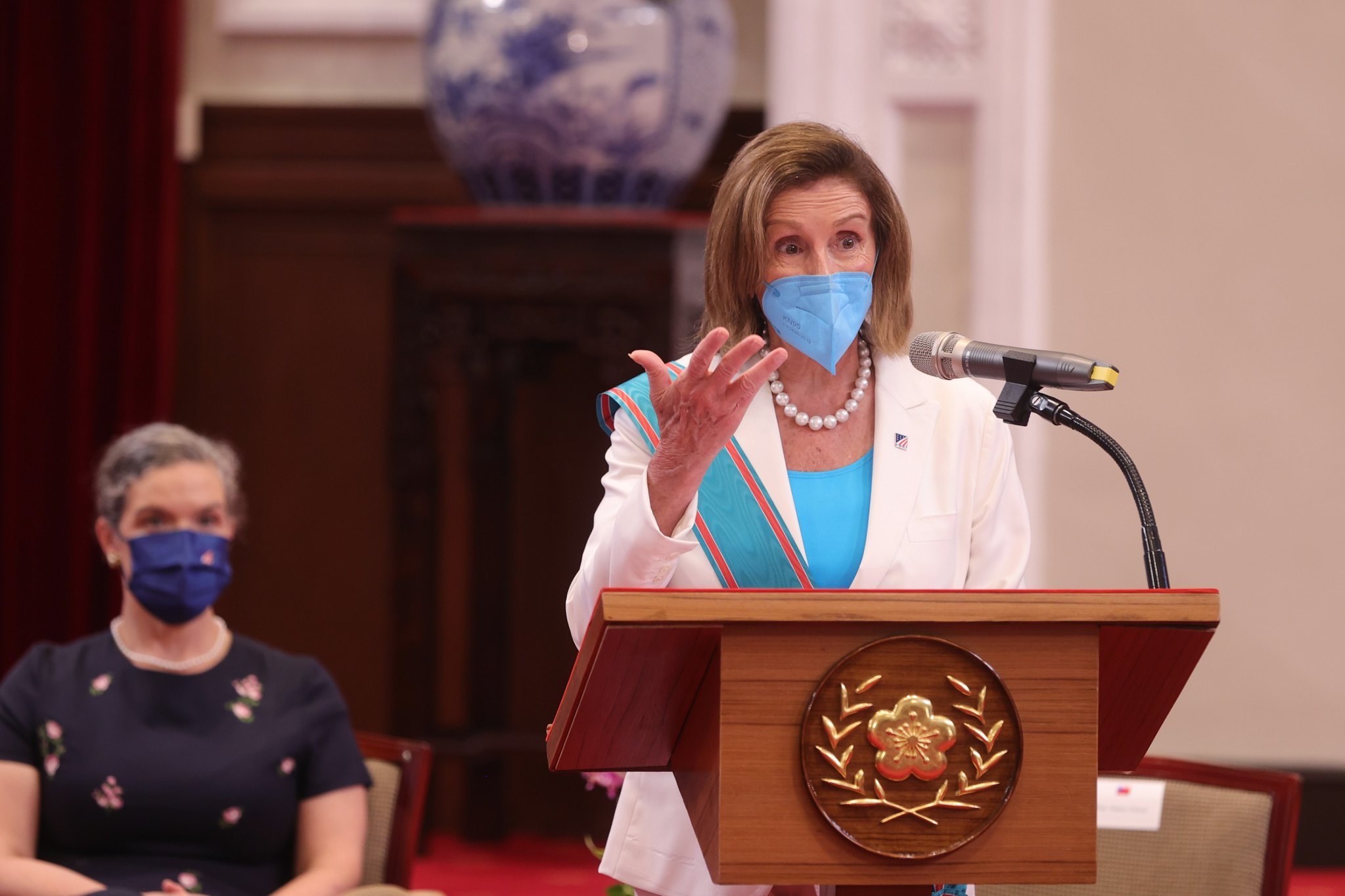 美國眾議院議長佩洛西（Nancy Pelosi）率代表團昨日（2日）率團訪台。佩洛西今日（3日）正式與總統蔡英文會晤。（台灣總統府）