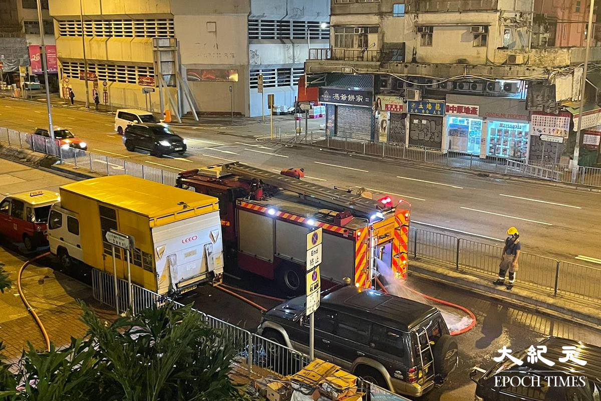 消防接報後，派出多輛消防車及事故安全隊趕抵現場，開動一條喉和派出一隊煙帽隊瞬間將火救熄。（卓相如／大紀元）