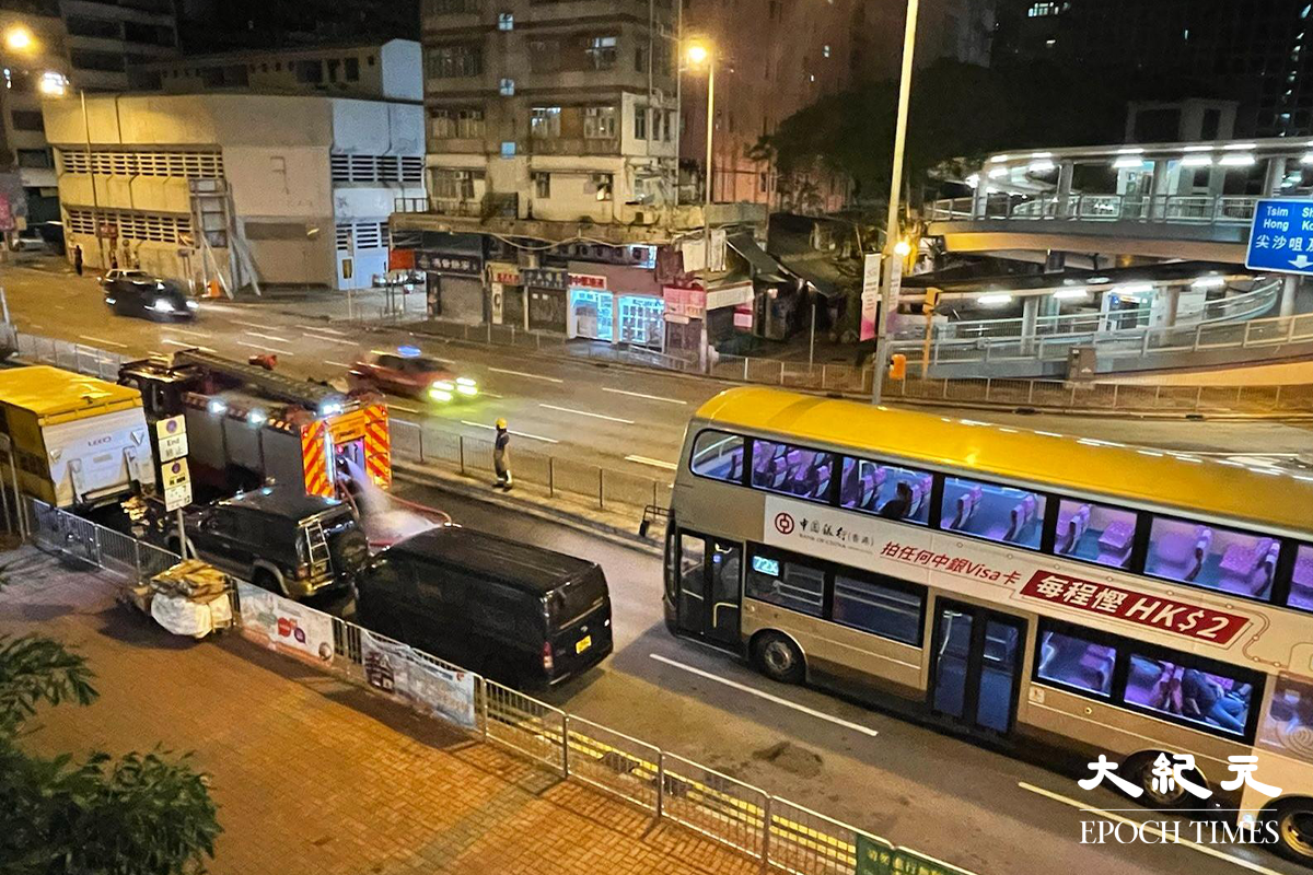 消防接報後，派出多輛消防車及事故安全隊趕抵現場，開動一條喉和派出一隊煙帽隊瞬間將火救熄。（卓相如／大紀元）