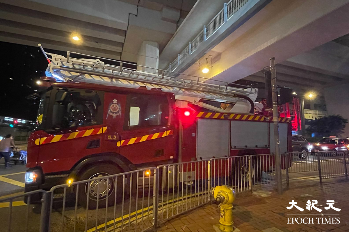 消防接報後，派出多輛消防車及事故安全隊趕抵現場，開動一條喉和派出一隊煙帽隊瞬間將火救熄。（卓相如／大紀元）