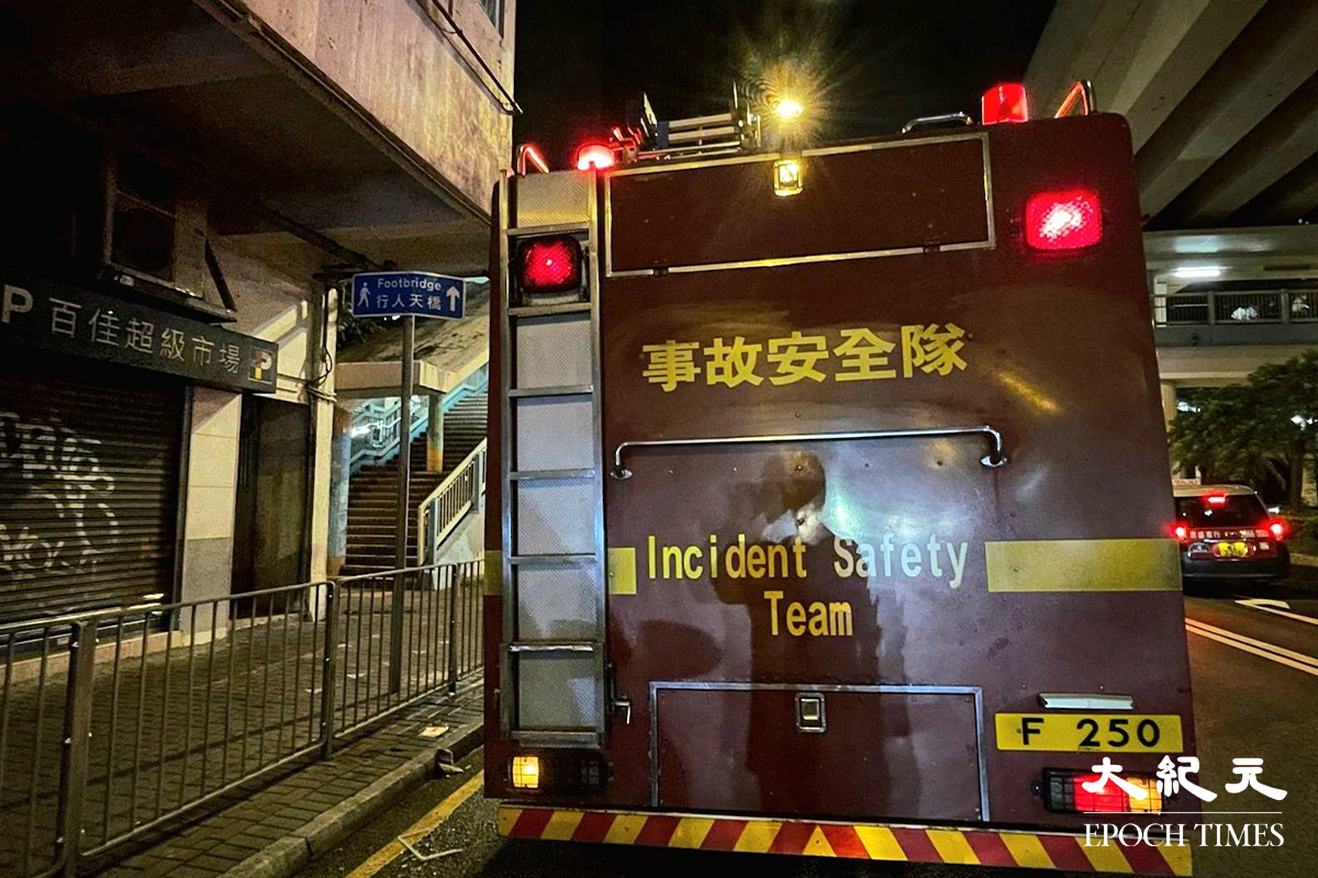 消防接報後，派出多輛消防車及事故安全隊趕抵現場，開動一條喉和派出一隊煙帽隊瞬間將火救熄。（卓相如／大紀元）