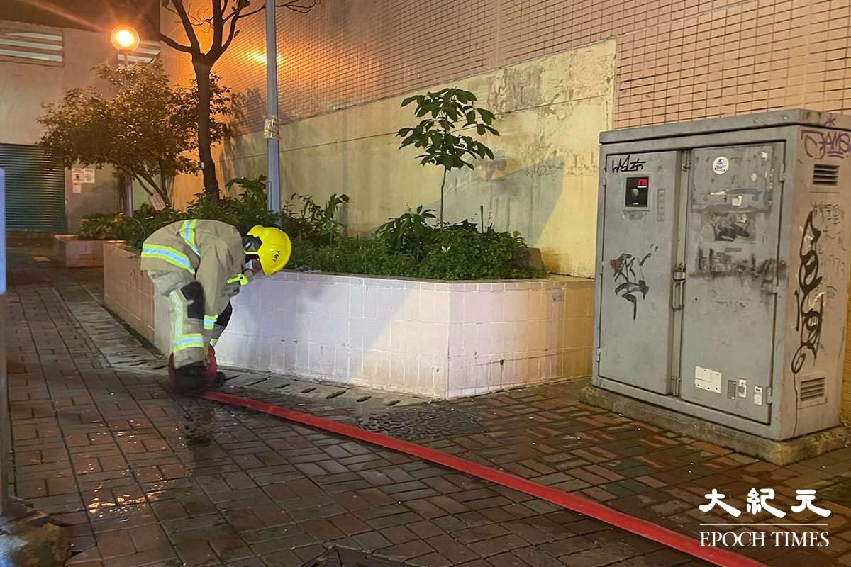 消防員將火救熄後，於現場調查起火原因。（卓相如／大紀元）