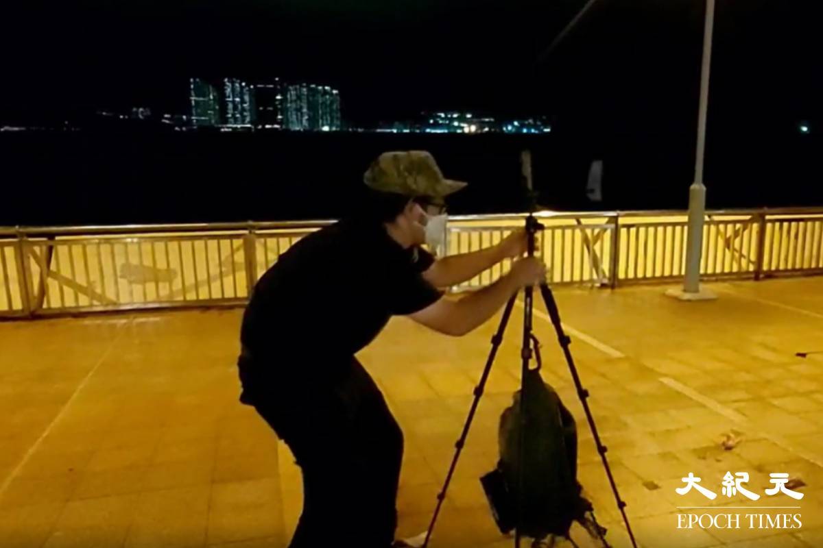 另一位市民於杏花邨海旁現場安裝儀器，他指所紀錄的資料將作學術研究之用。(麥碧/大紀元)