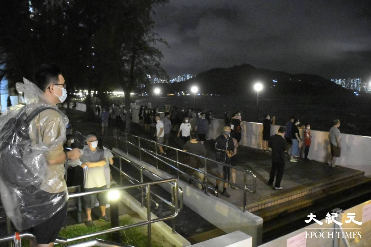 晚上10時，於杏花邨海旁觀浪的市民逐漸增多。(麥碧/大紀元)
