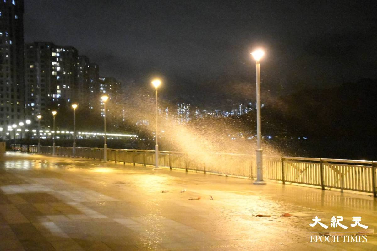 海面湧浪不斷拍打上岸，有不少更打至街燈的高度。（麥碧／大紀元)