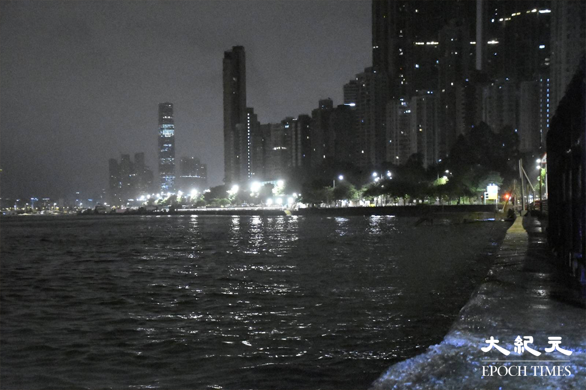隨著「馬鞍」掠過香港及時值天文漲潮，凌晨5時堅尼地城海旁對開，水位明顯較之前高，惟海面未見有湧浪，亦未出現海水倒灌情況。（麥碧／大紀元）