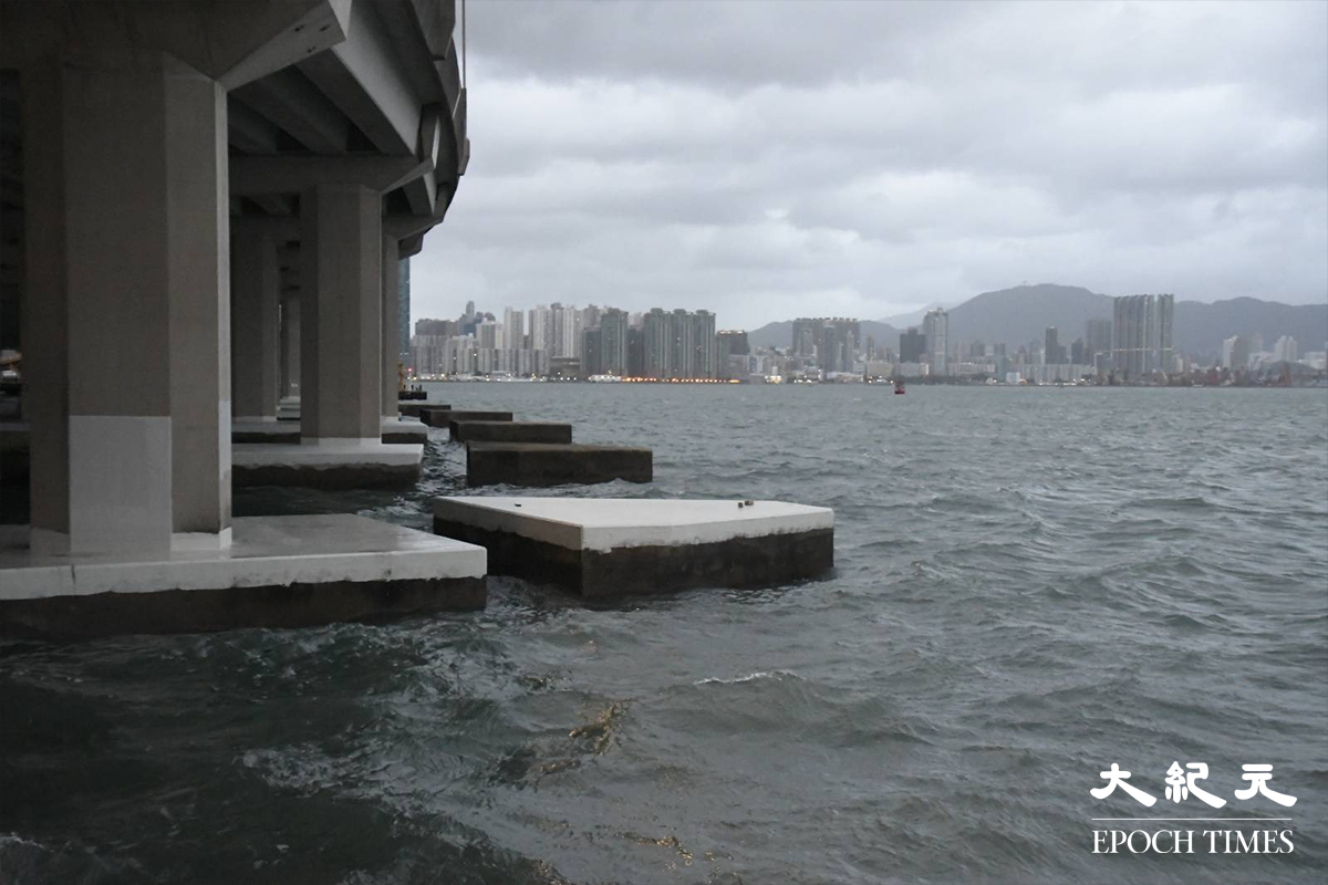 隨著「馬鞍」掠過香港及時值天文漲潮，凌晨5時鰂魚涌海旁對開，水位明顯較之前高，惟海面未見有湧浪，亦未出現海水倒灌情況。（麥碧／大紀元）