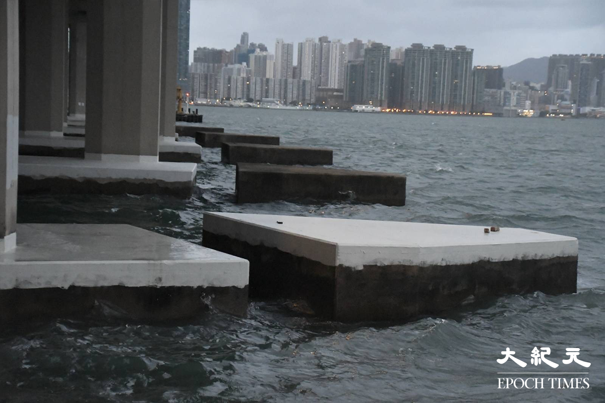 隨著「馬鞍」掠過香港及時值天文漲潮，凌晨5時鰂魚涌海旁對開，水位明顯較之前高，惟海面未見有湧浪，亦未出現海水倒灌情況。（麥碧／大紀元）