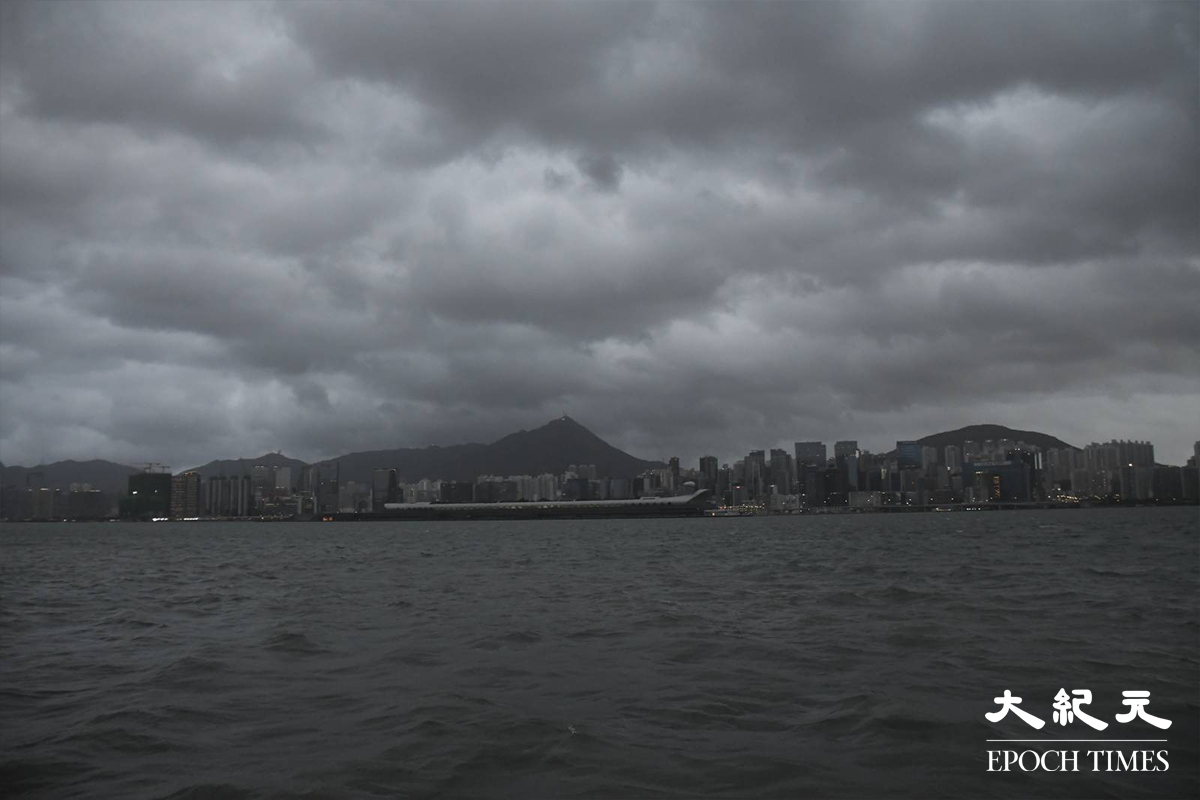 隨著「馬鞍」掠過香港及時值天文漲潮，凌晨5時鰂魚涌海旁對開，水位明顯較之前高，惟海面未見有湧浪，亦未出現海水倒灌情況。（麥碧／大紀元）