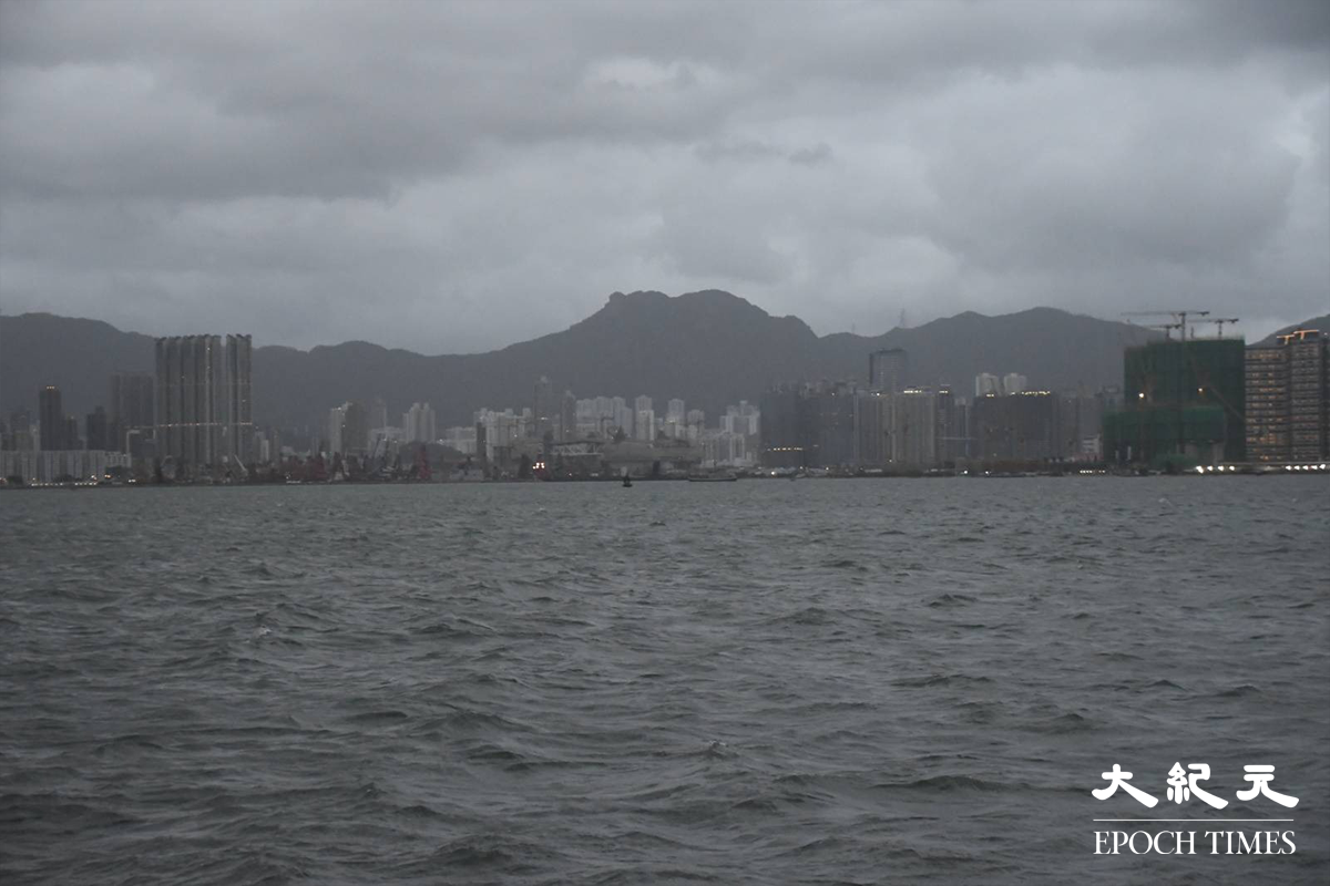 隨著「馬鞍」掠過香港及時值天文漲潮，凌晨5時鰂魚涌海旁對開，水位明顯較之前高，惟海面未見有湧浪，亦未出現海水倒灌情況。（麥碧／大紀元）