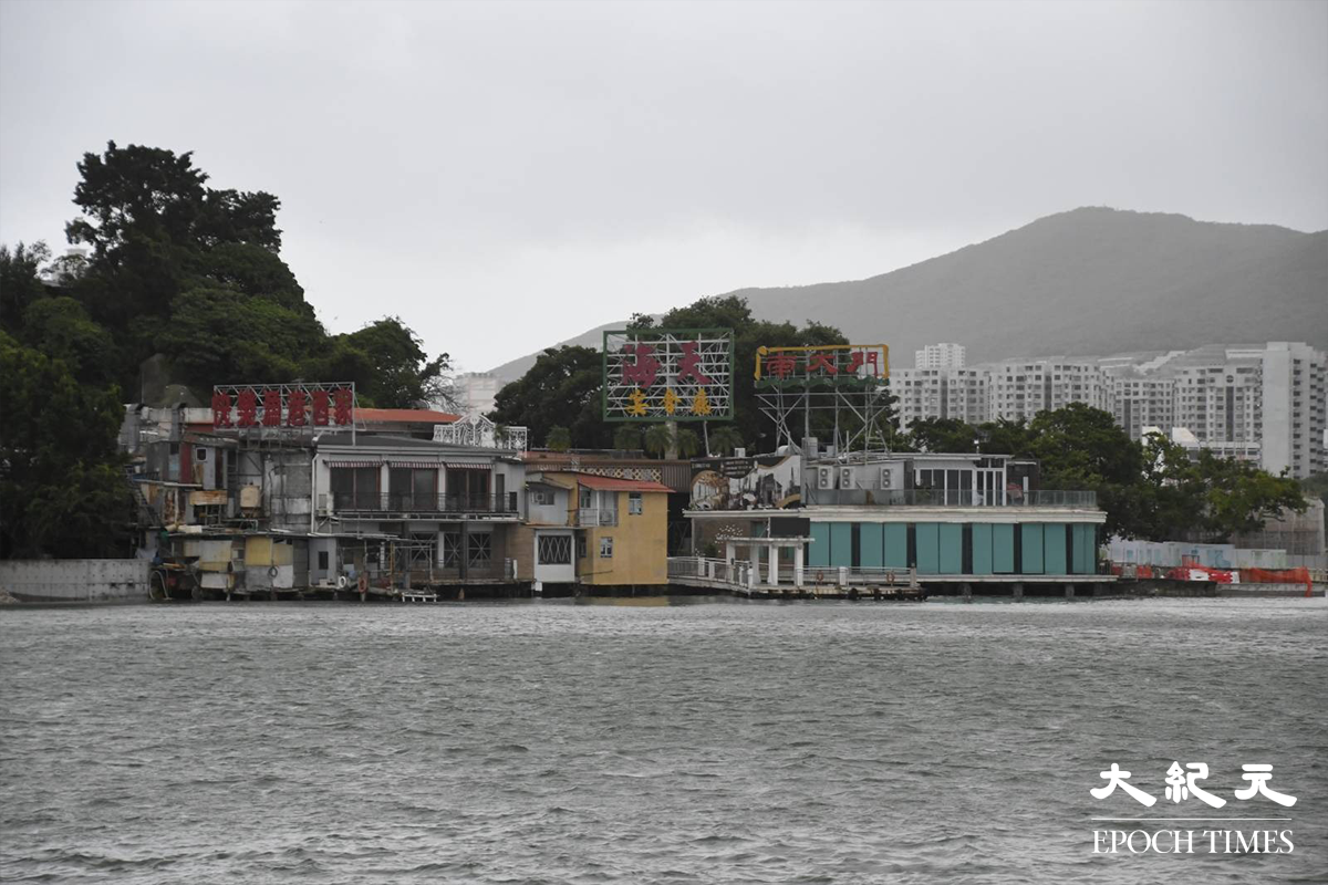 隨著「馬鞍」掠過香港及時值天文漲潮，凌晨6時40分鯉魚門海旁對開，水位明顯較之前高，惟海面比較平靜，亦未出現海水倒灌情況。（麥碧／大紀元）