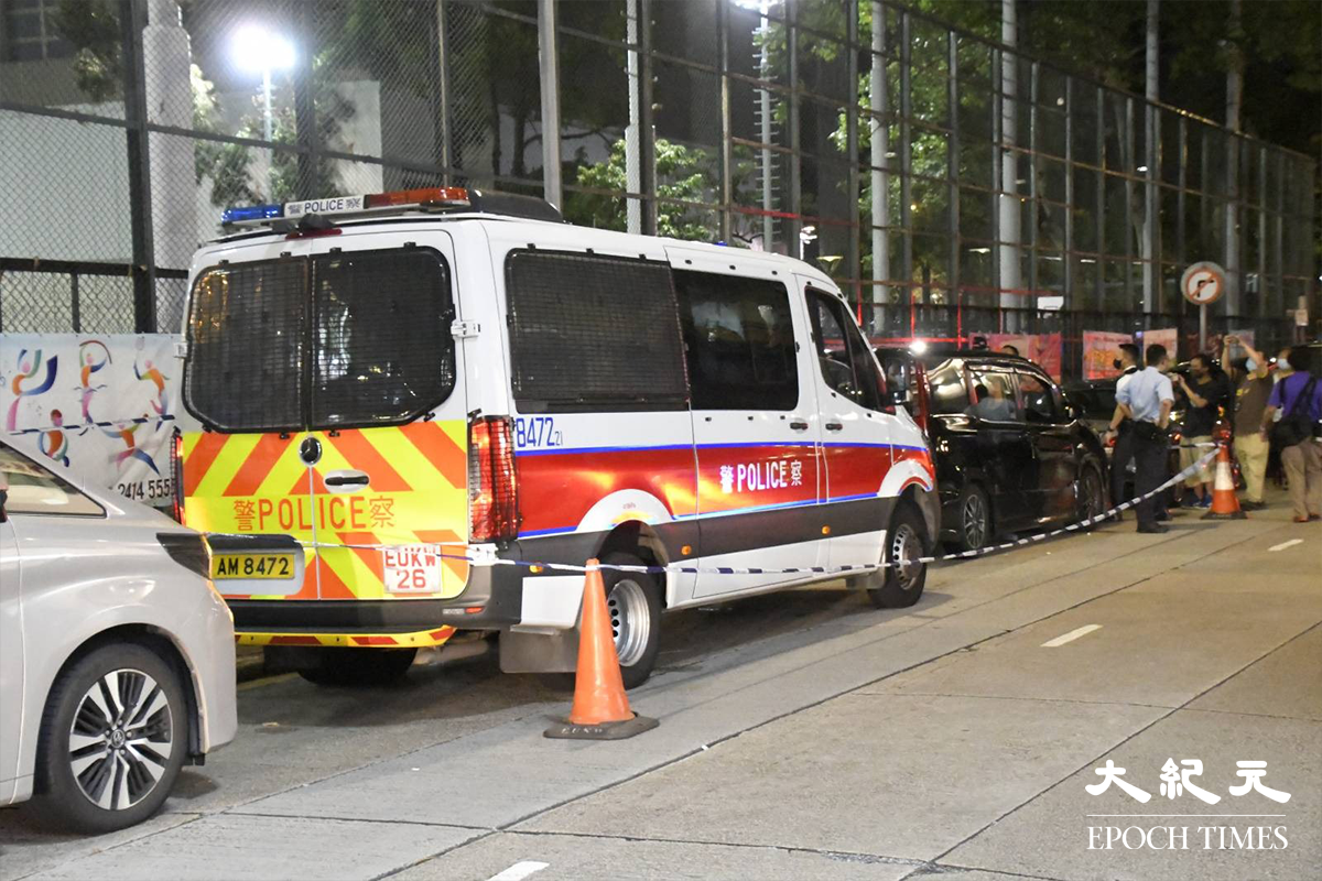 警方接報後派警員到場，將涉案黑色7人車封鎖調查。（麥碧／大紀元）