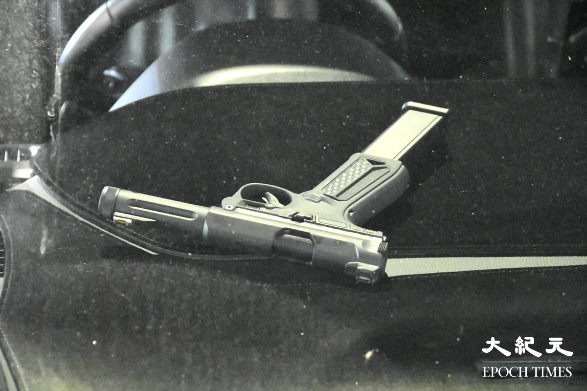 涉案的疑似仿製手槍。（麥碧／大紀元）