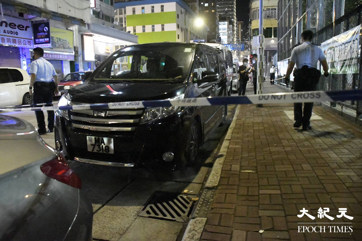 警方接報後派警員到場，將涉案黑色7人車封鎖調查。（麥碧／大紀元）