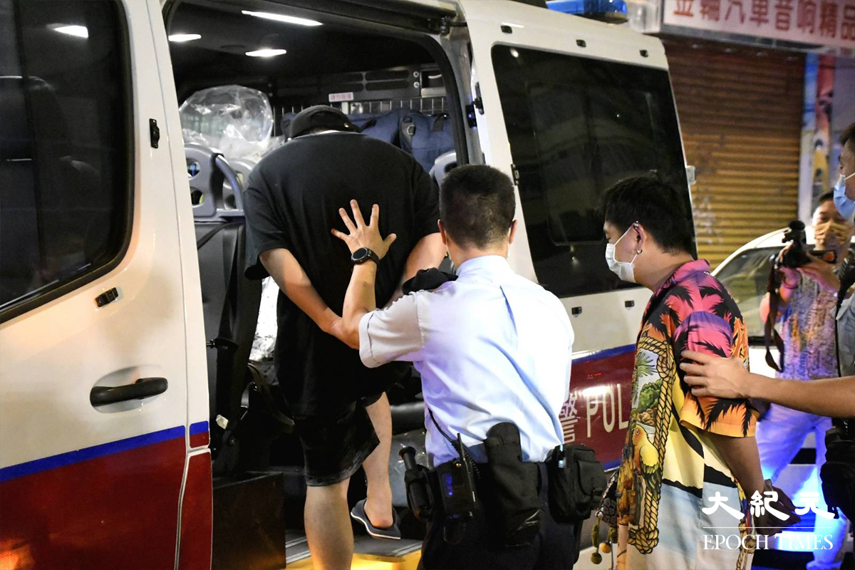 警員將被捕的3名男子帶上警車，押返警署通宵扣查。（麥碧／大紀元）
