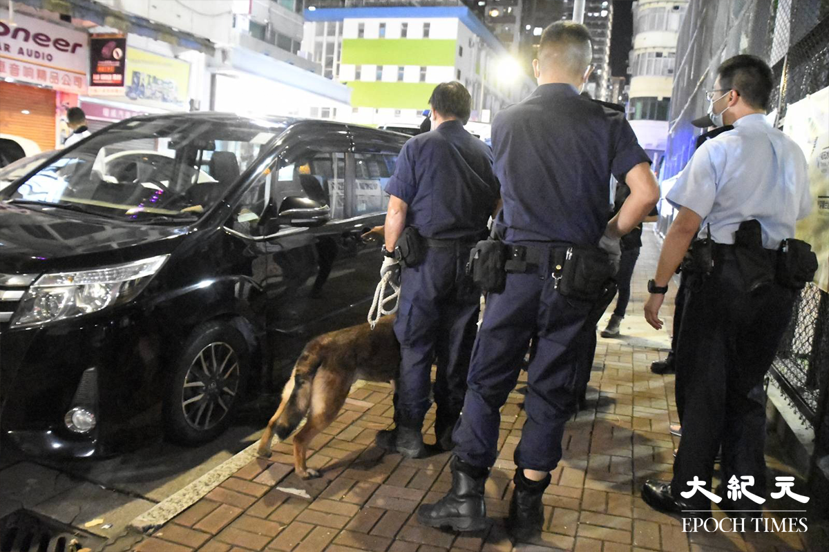 緝毒犬奉召到場，向涉案7人車仔細搜證。（麥碧／大紀元）