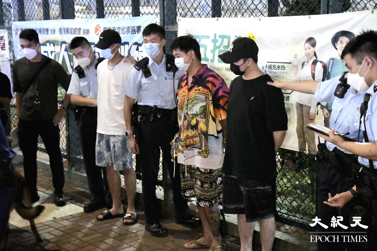 警員押解3名被捕男子，在涉案私家車旁協助搜證。（麥碧／大紀元）