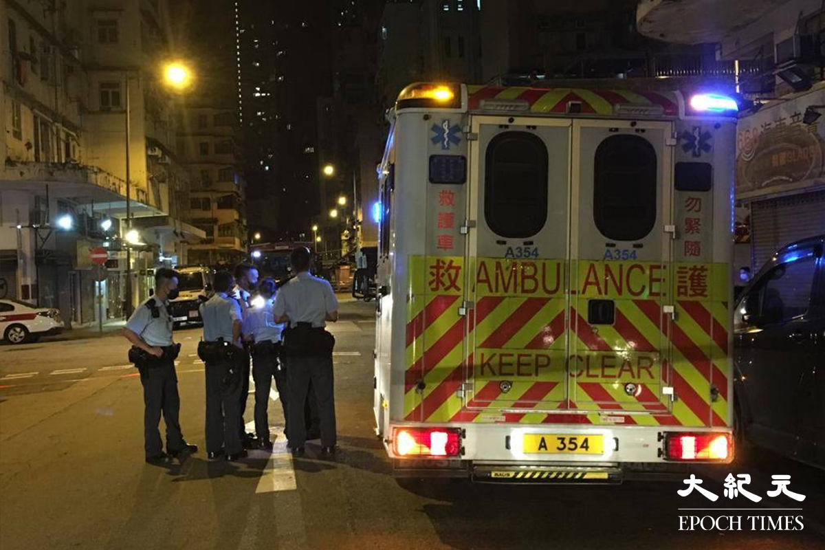 涉案女子由救護車先送到明愛醫院救治，及後再傳送往瑪嘉烈醫院接受治理。（劉港業／大紀元）